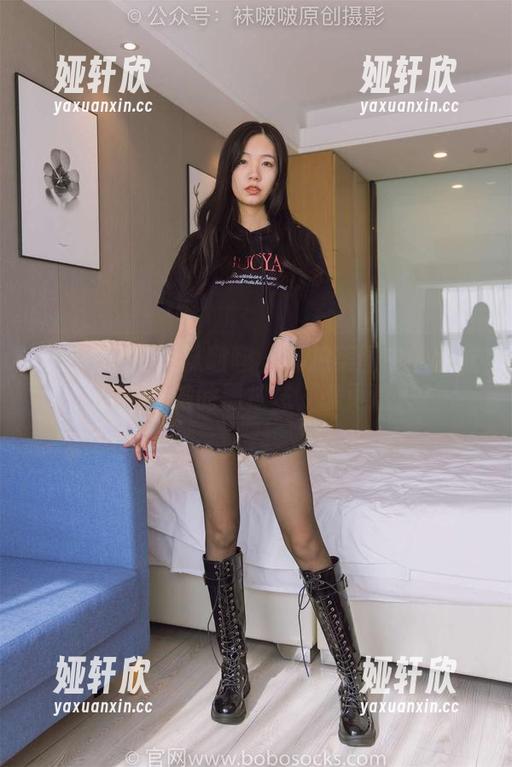 BoBoSocks袜啵啵 - 私拍美图中的戏谑：芝士与她的黑棉袜，谁更迷人？