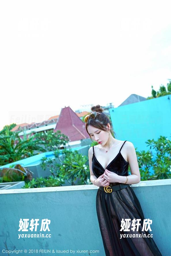 Feilin嗲囡囡 - 夏天的气息：王婉悠Queen和她的网盘写真，恍如身处冷气教室