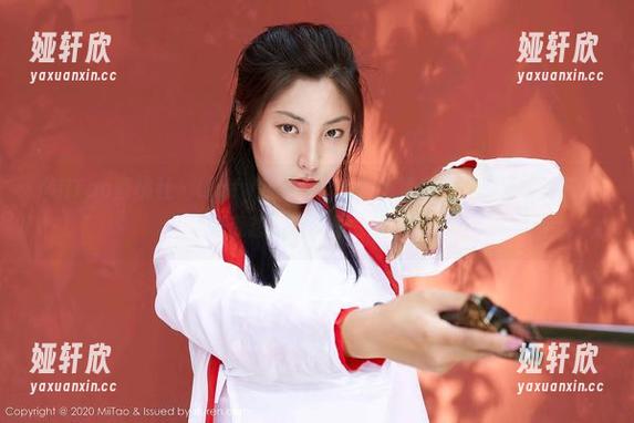 MiiTao蜜桃社 - Luffy菲菲与泳池的高清图册：那深邃的蓝，是我想藏进梦里的颜色。