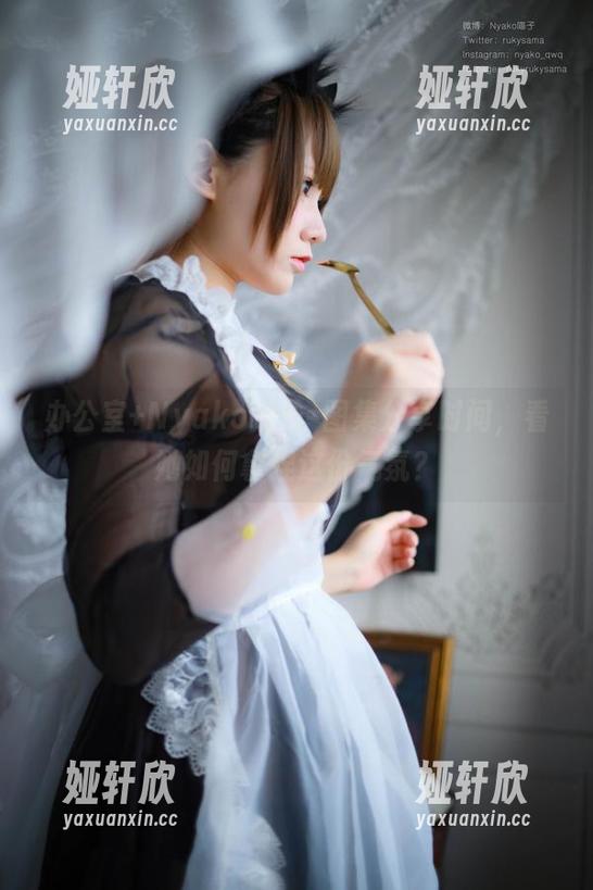 办公室+Nyako喵子=图集分享时间，看她如何拿捏这份气氛？