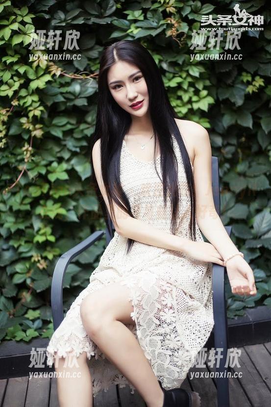 TouTiao头条女神 - 欢迎光临！JennyR在线，作品里的花与蛇让人好奇！