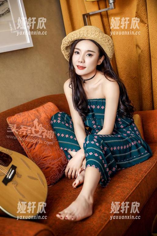 TouTiao头条女神 - 谁说只有圣光才能发光？周熙妍的粉色图包在无圣光下闪耀自己的风格！