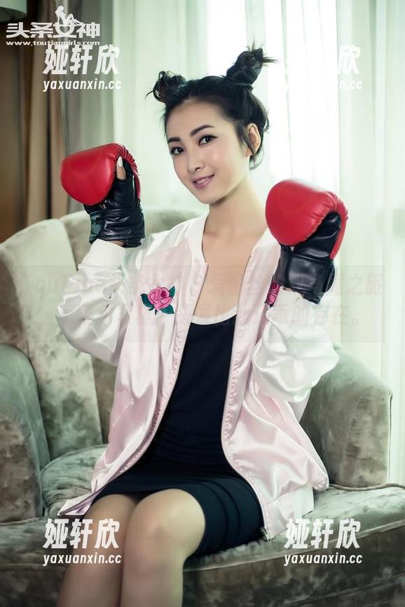 TouTiao头条女神 - 爱丽丝的双马尾之旅，莫晓希写真：头发比我还乖的存在。