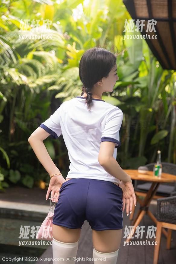 Xiuren秀人网 - 叶初雪的夏日写真：在蝉鸣中邂逅的甜蜜照片