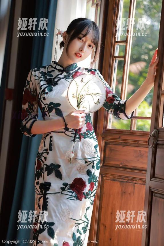 Xiuren秀人网 - 注视不放的黑丝抹胸，专属梦心月的写真宣言。