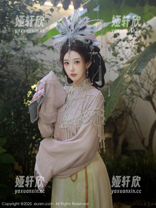 Xiuren秀人网 - 如何在经典职业装里找到个人色彩？龙女sunny的写真资源好像就是一份心机笔记！