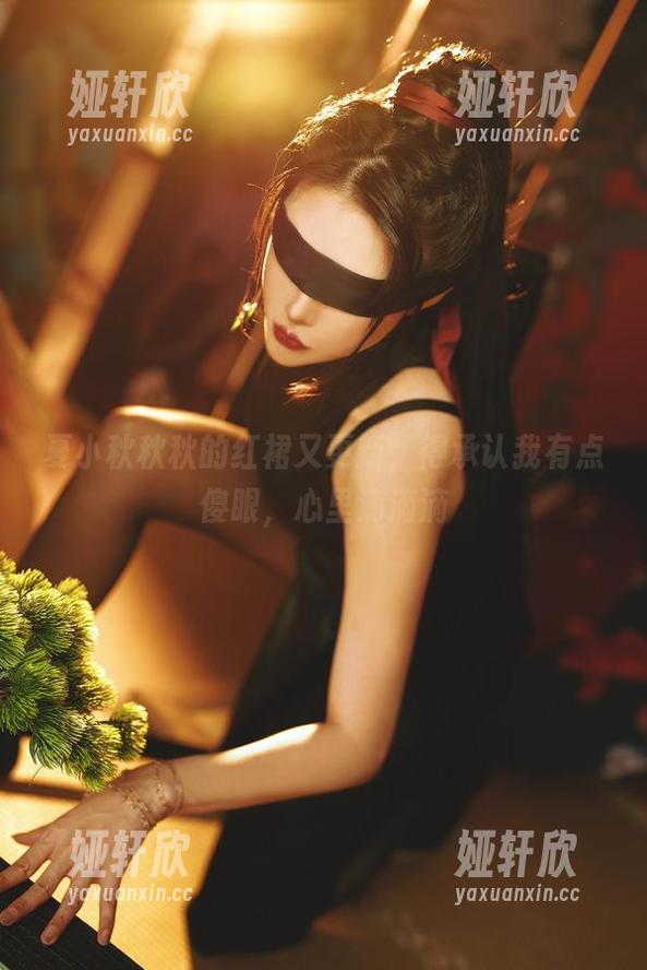 夏小秋秋秋的红裙又更新，得承认我有点傻眼，心里滴滴滴