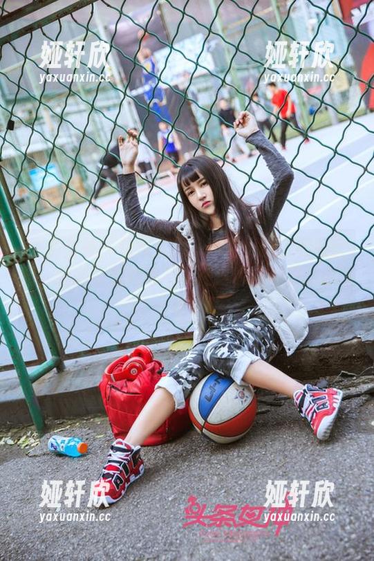 头条女神 - 信悦儿很认真地更新了和服套图，我却在想她能不能在这套西装里吃个蛋糕？