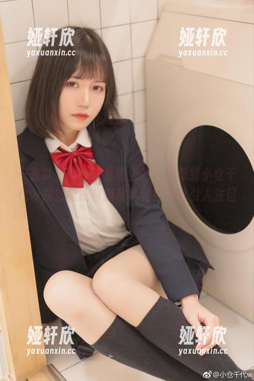 一直以为壁纸就是墙上的，没想到小仓千代w居然能把制服写真变得如此引人注目。