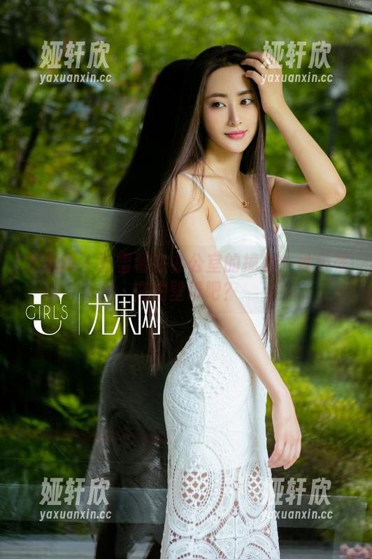 尤果网-张雪馨 尤果网 - 张雪馨在办公室的撞色:她只是在拍壁纸吧?