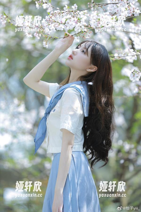 一包水手服图包，怡子yiii穿得有点过分可爱，你准备好下载了没？