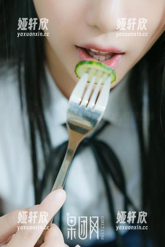 果团网 - 哇！看莫雅淇如何穿出红裙的仙气与个性！