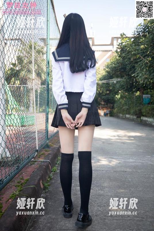 梦丝女神 - 一幅静谧的私拍：恬恬是个乖乖女，还是众人眼中的猎物？