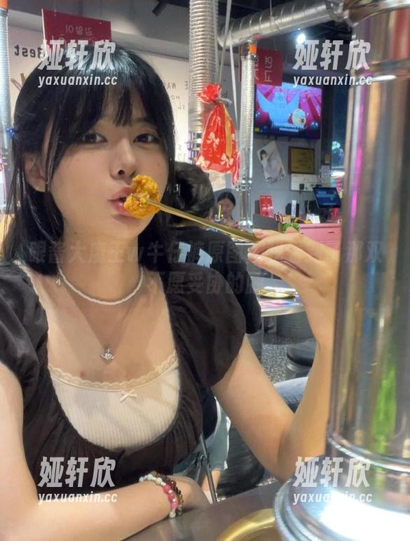 眼酱大魔王w牛仔裤原图：我看到了那双不愿妥协的腿