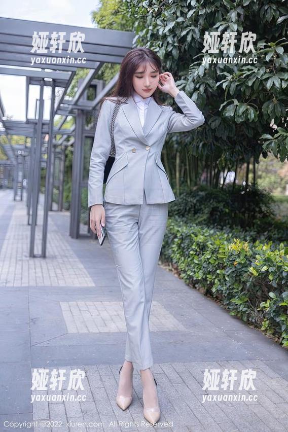 秀人网 - 佘贝拉Bella在这组白丝图片里怎么玩的，跟我想的一样莫名其妙？
