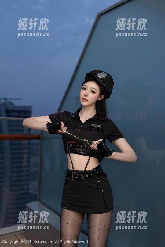 秀人网 - 写真风暴：月音瞳的粉色挑战，在线见真章！