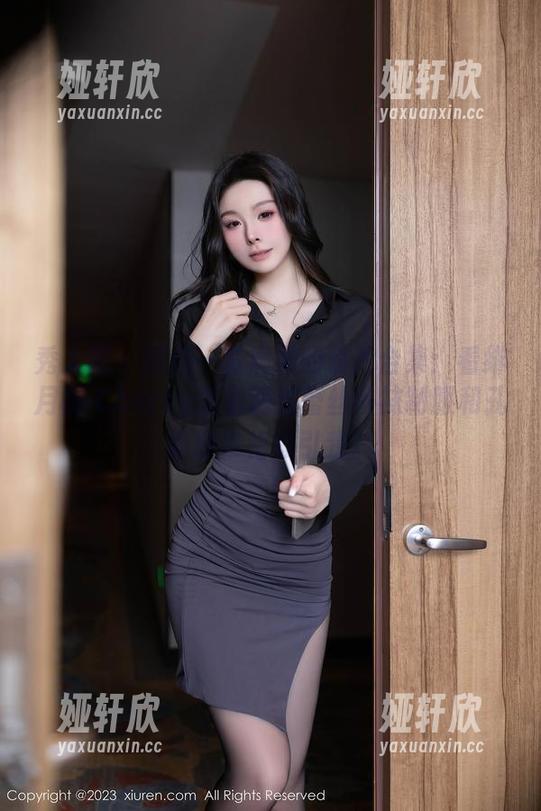 秀人网 - 这是一套满满的照片合集：看绯月樱-Cherry怎么通过蕾丝吊袜制服和孔雀绿吊裙吸引我。