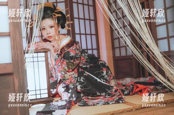 照片里那种泳池静谧，自闭颜球球的写真集让我忍不住多看几眼…