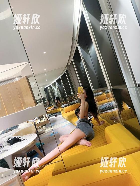 微密圈 - 图库中偶遇葛征学姐，怎么就这么难忘呢？尴尬又微妙的氛围藏不住！
