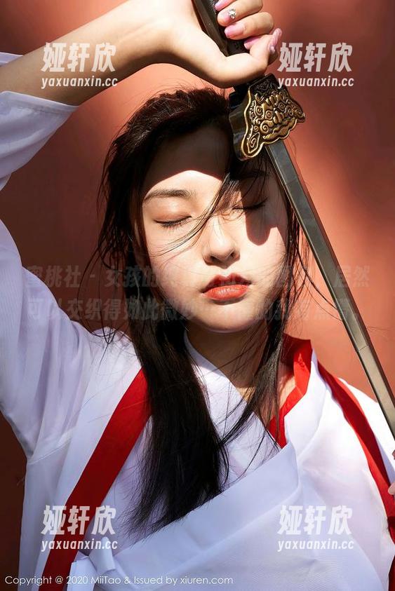蜜桃社 - 女孩的纯真与初月的图包，居然可以交织得如此微妙…不懂的我有点懵。