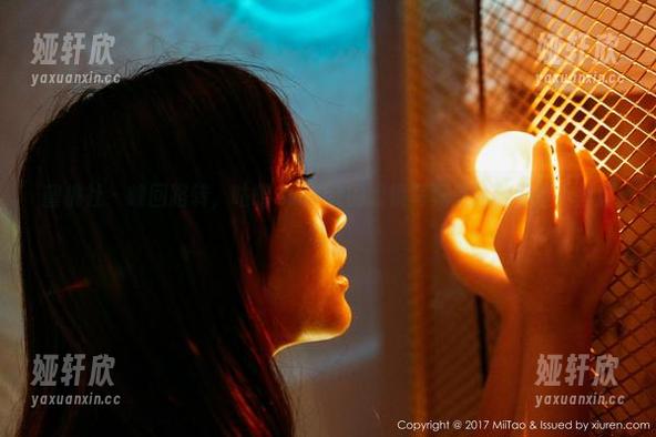 蜜桃社 - 峰回路转，咕噜Sweet的眼镜写真里总藏着些小情趣吧？