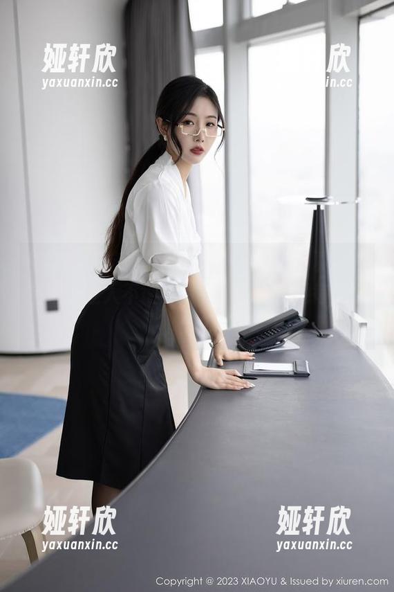 语画界 - 这是一份林乐一的黑丝写真集，精选得让人不得不赞叹，沉迷于她每一个小细节。